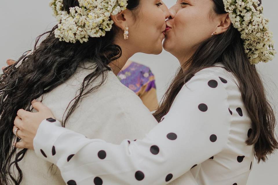 Novias dándose un beso