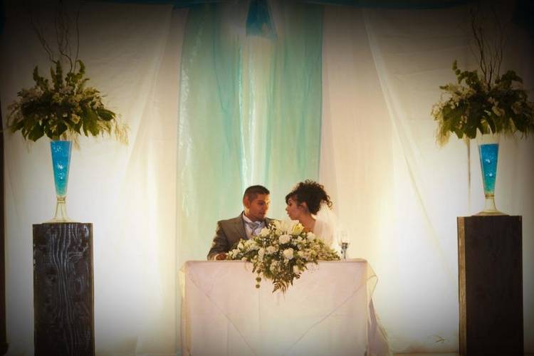 Recién casados en la mesa de honor