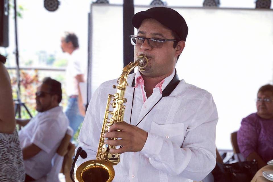 Saxofonista en Cuernavaca Tony Gaytán