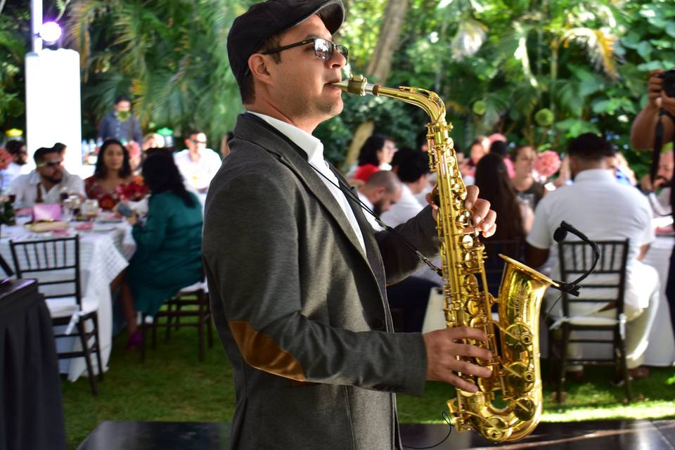 Saxofonista en Cuernavaca Tony Gaytán