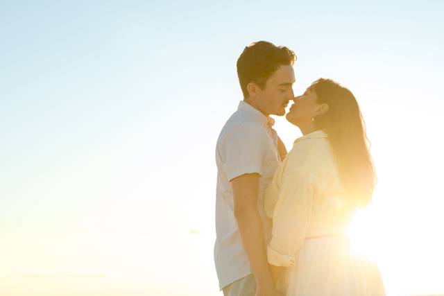 Pareja con la luz del sol de fondo