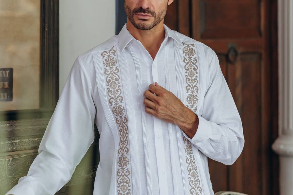 Guayabera blanca con bordado