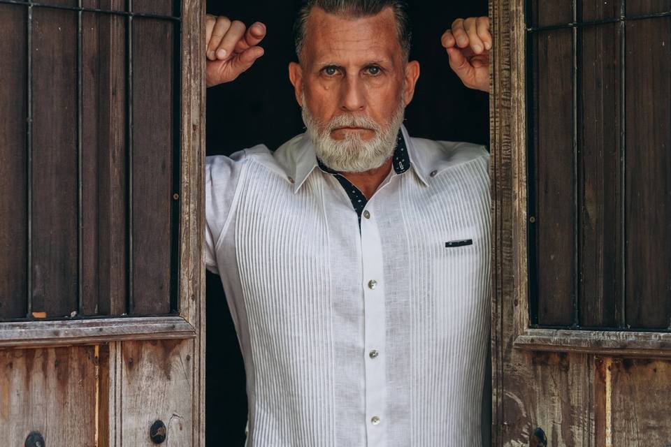 Hombre con camisa blanca