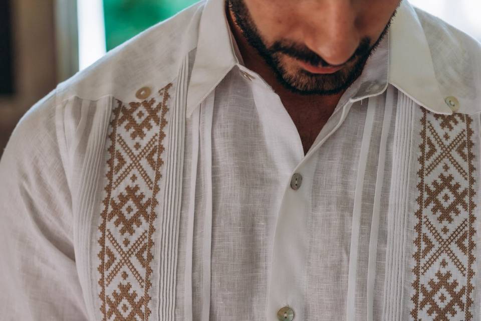 GUayabera blanca con café