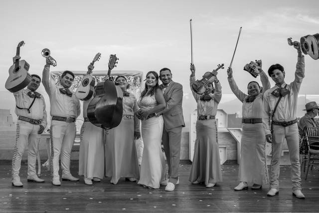 Mariachi con los novios
