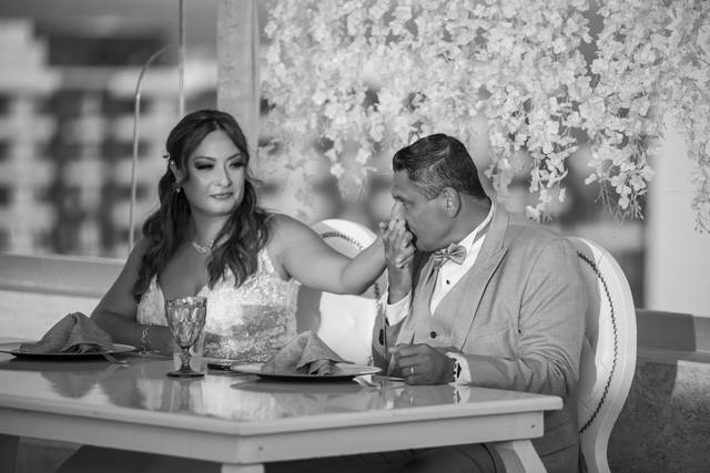 Novio besándole la mano a la novia