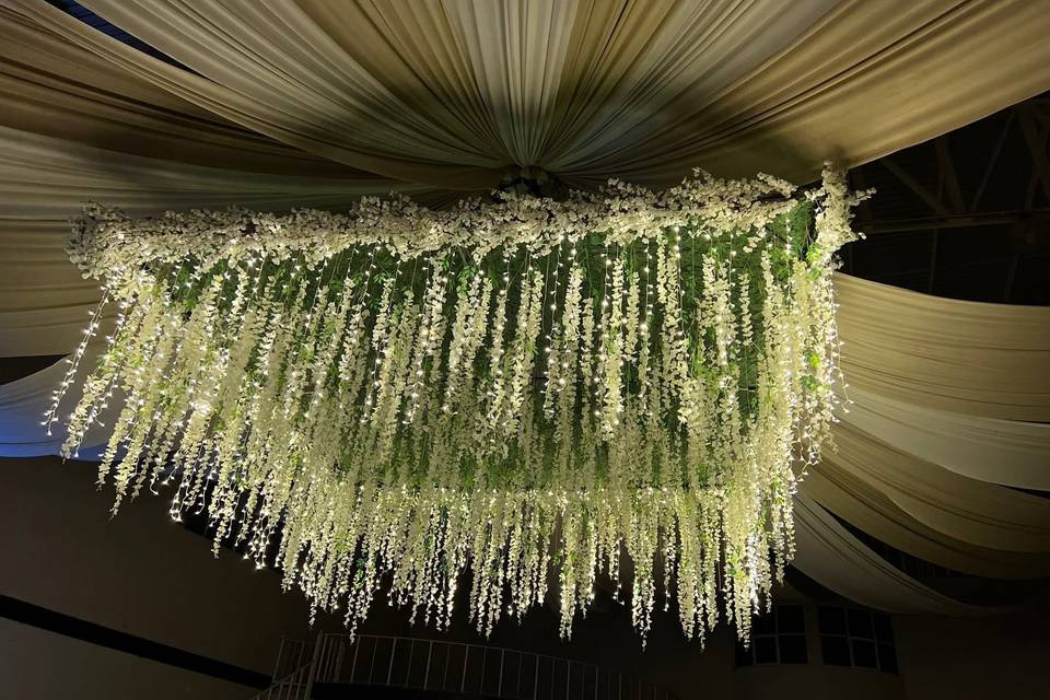 Aéreo de luces con flores