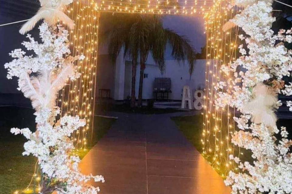 Túnel de luces con flores.