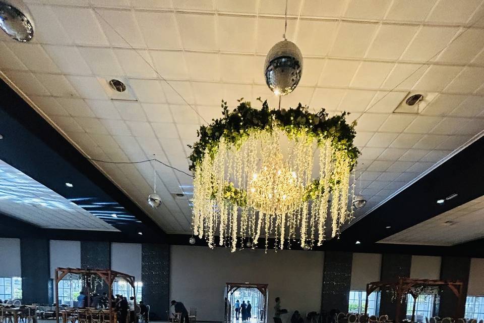 Arreglo aéreo floral con luces