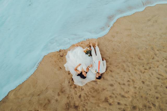 Foto aérea de la pareja en la playa