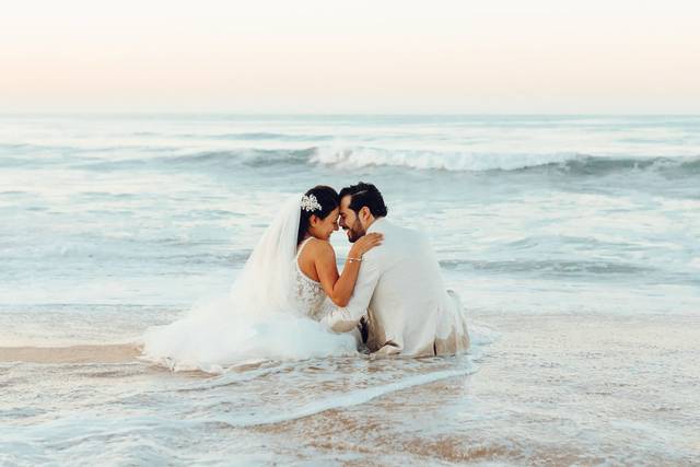 Pareja sentada en el mar