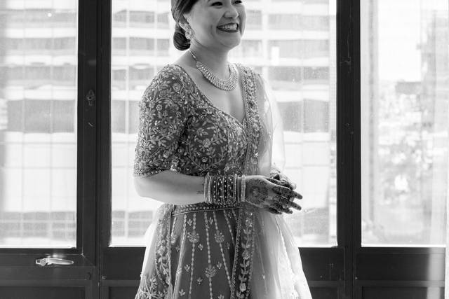 Mujer sonriente posando frente a la ventana