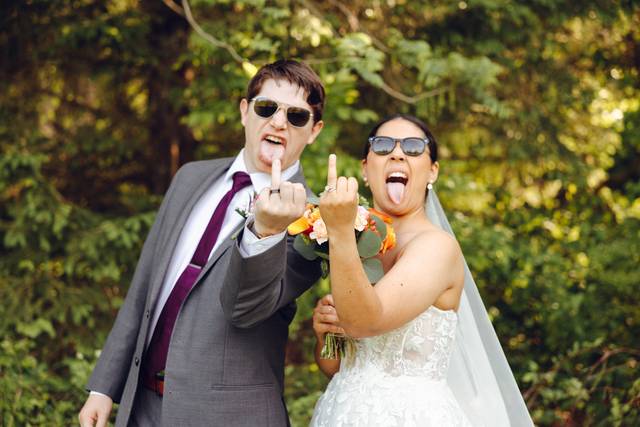 Pareja enseñando la lengua