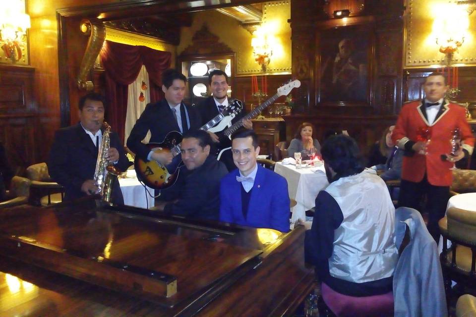 Pianista con músicos en un restaurante