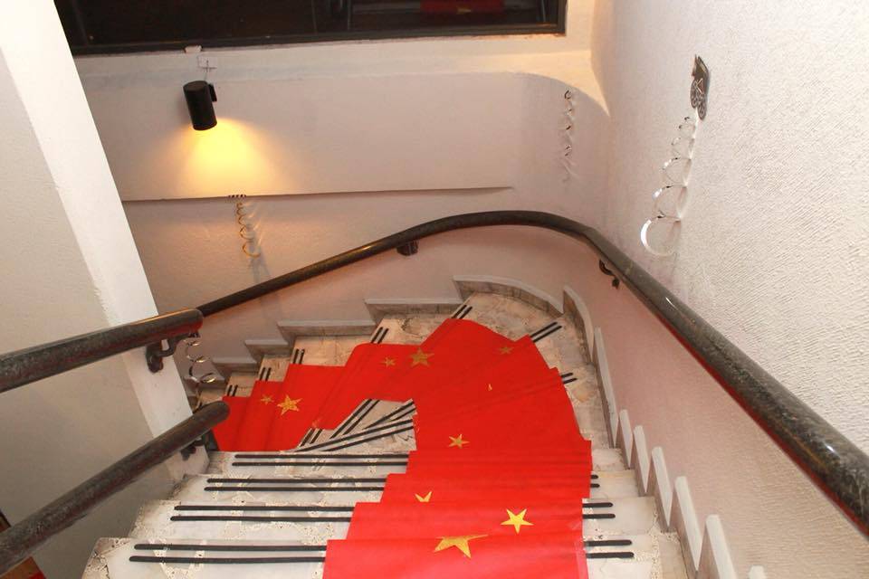 Escalera y alfombra roja