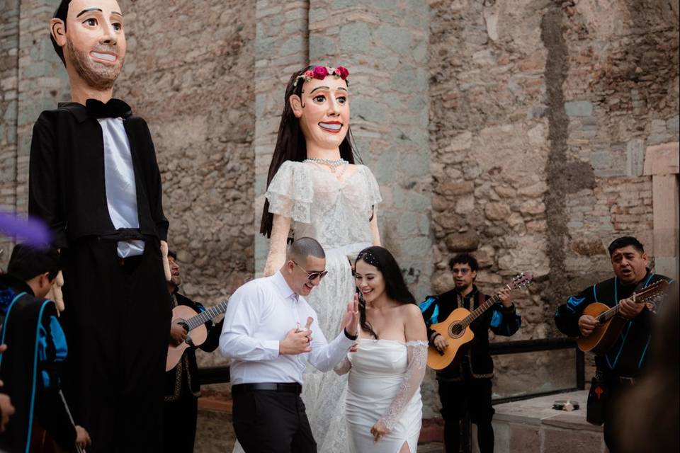 Novios con mojigangas