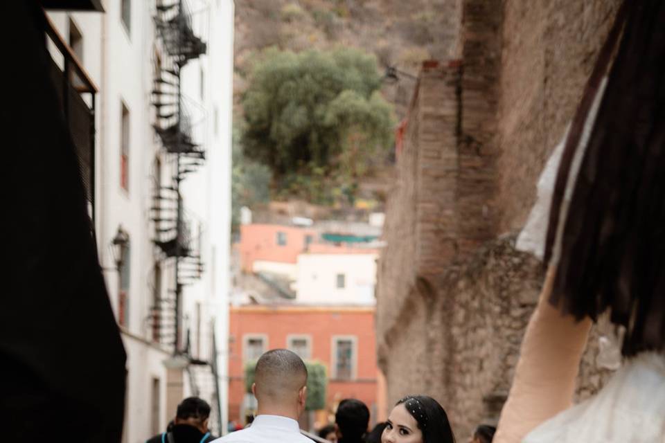 Novios de espaldas agarrados de la mano