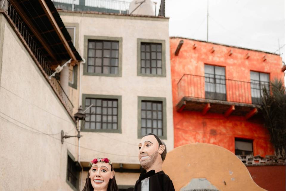 Novios bailando en la calle