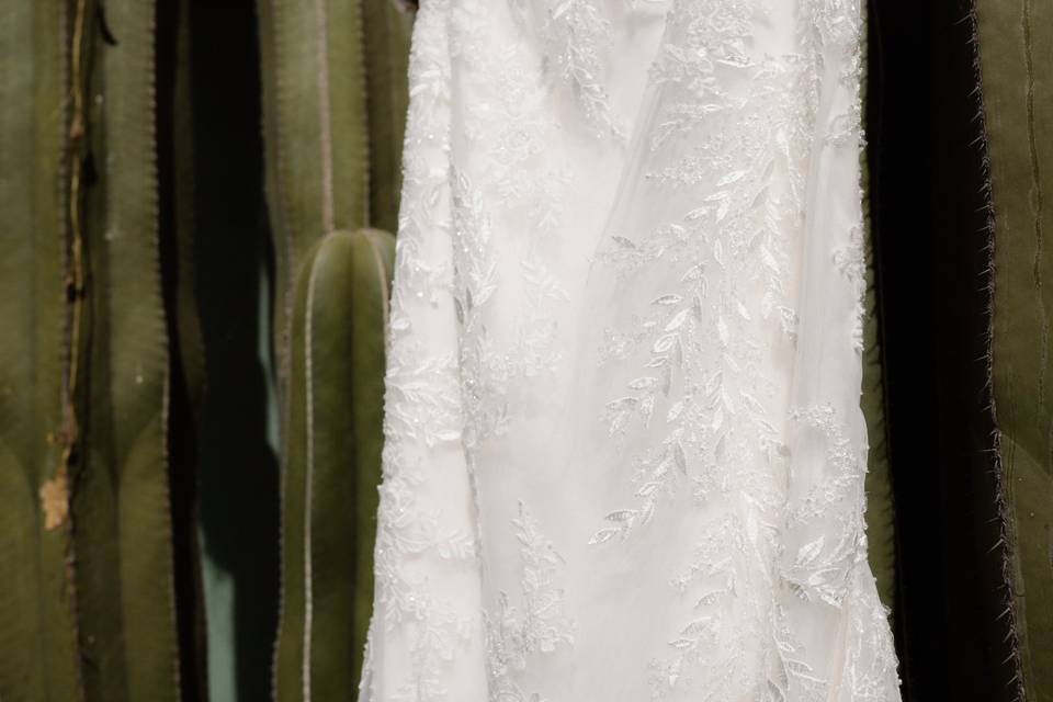 Vestido de novia colgado