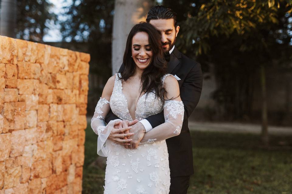 Pareja abrazada y sonriendo