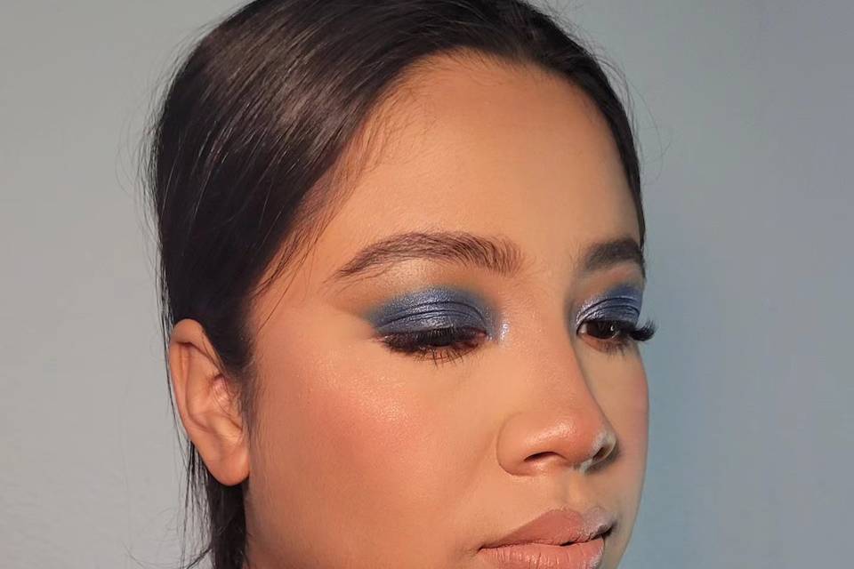 Maquillaje en tono azulado