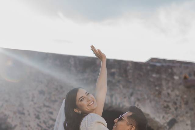 Novio cargando a la novia