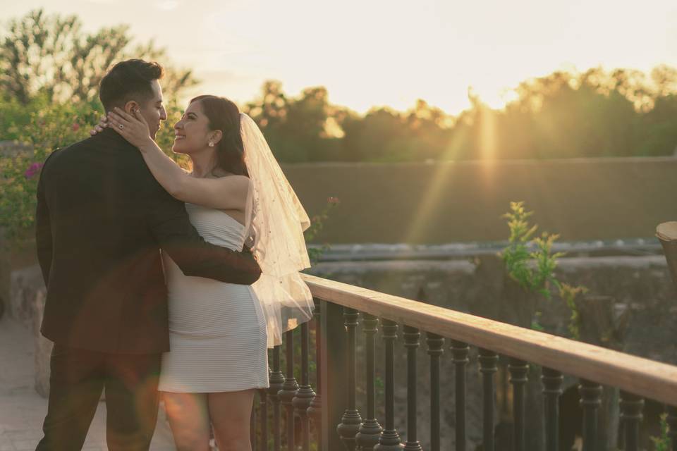 Novios posando en el atardecer