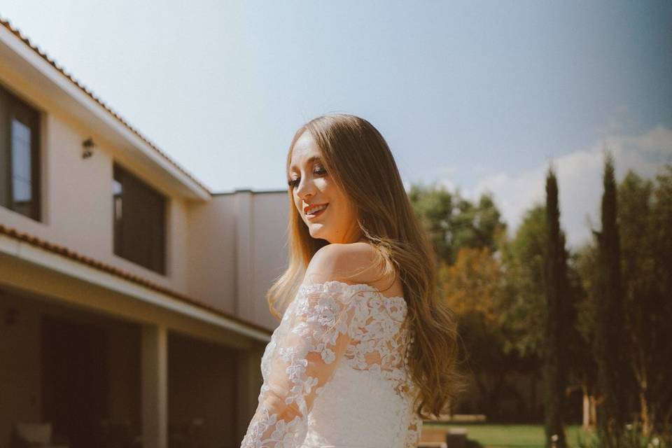 Novia de espaldas en el campo