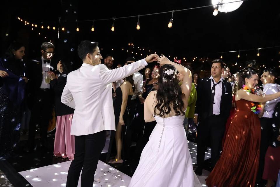 Novios bailando