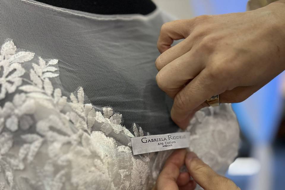 Colocando detalles en el escote del vestido