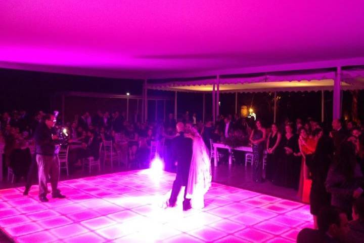 Los novios bailando