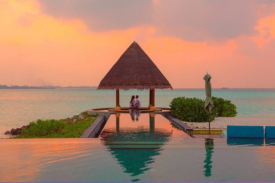 Pareja sentada viendo el atardecer