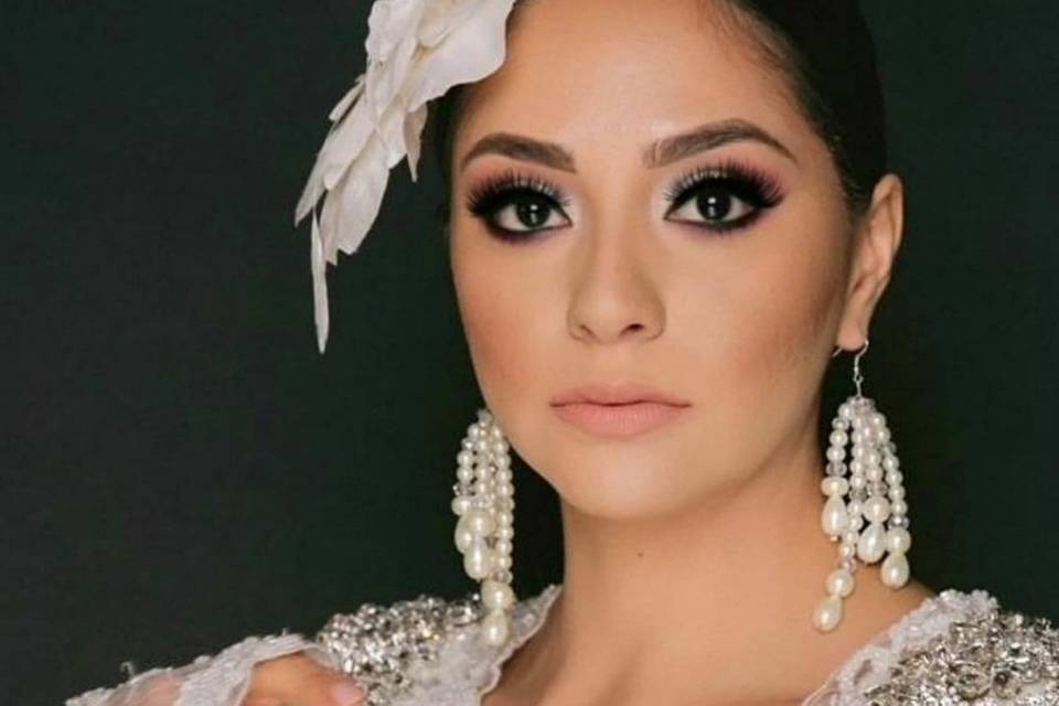 Nayeli Muñoz - Agencia de maquillaje
