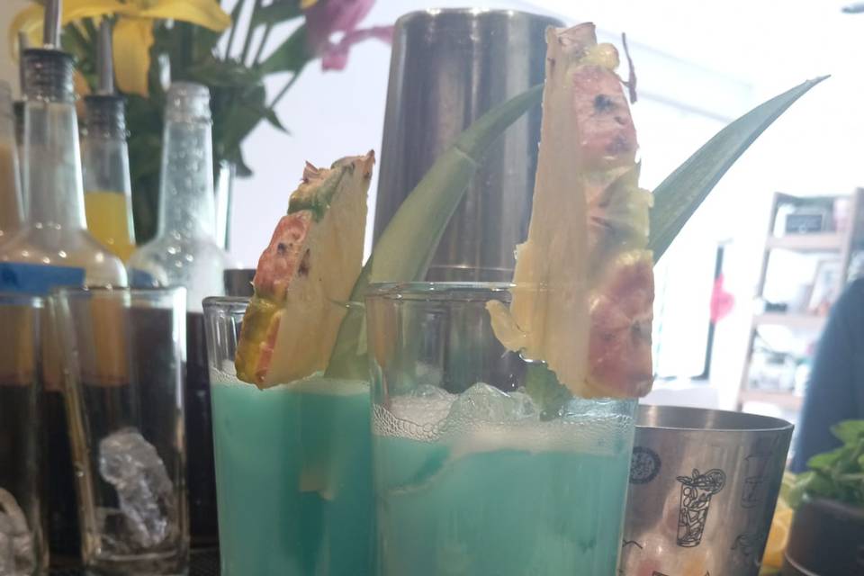 Bebida azul con piña