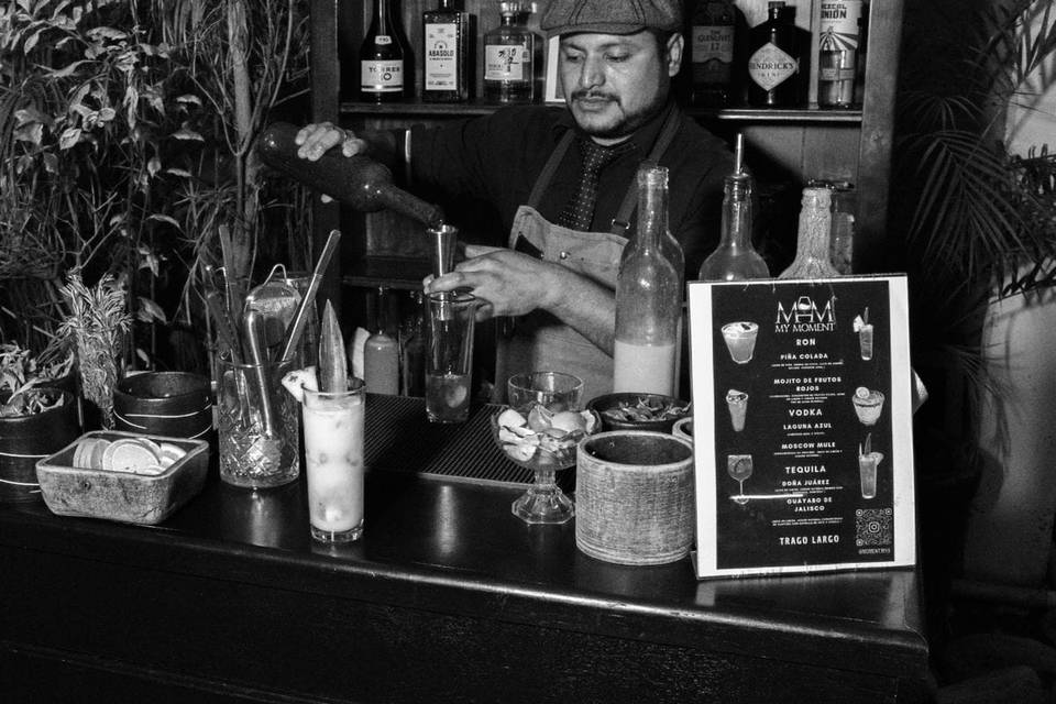 Barman en barra de bebidas