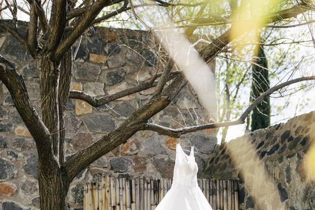 Vestido de novia colgado