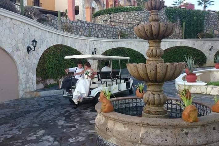 Novios en carrito de golf