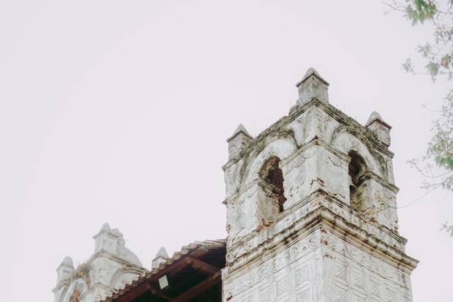 Pareja frente a una iglesia blanca