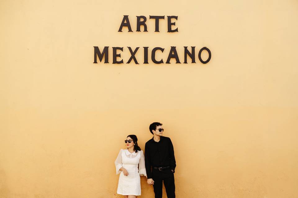 Pareja frente a una pared