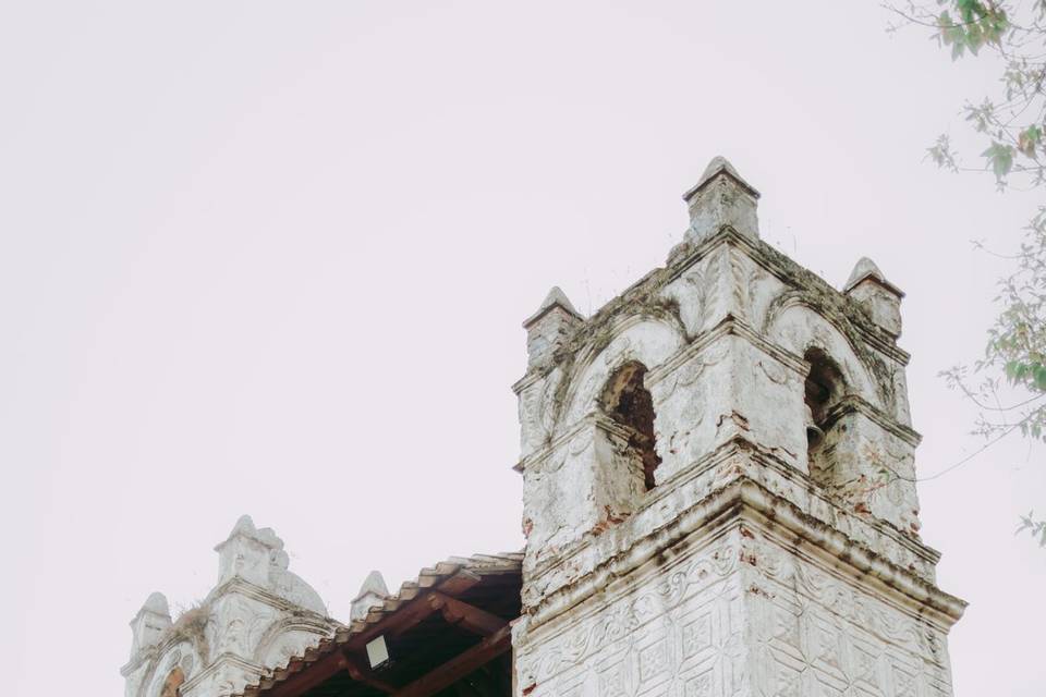 Pareja frente a una iglesia blanca