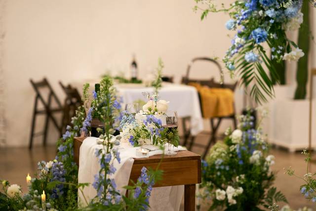Mesa con rosas blancas y azules