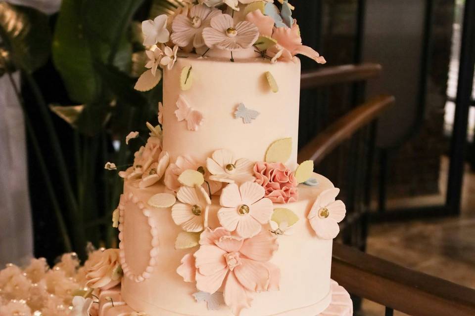 Pastel blanco y con flores