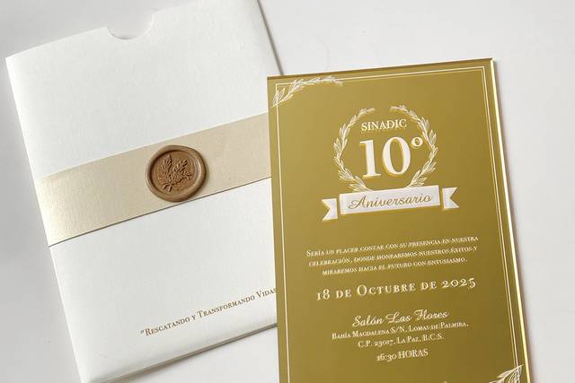 Invitación en acrílico dorado