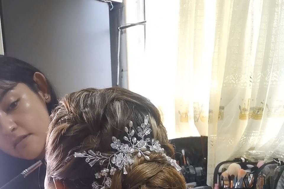 Peinado de novia chongo recogido