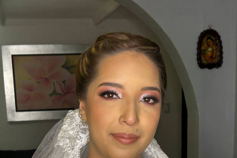 Novia con peinado recogido