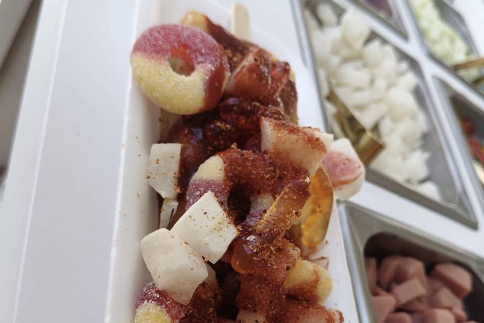 Fruta y gomitas con chamoy