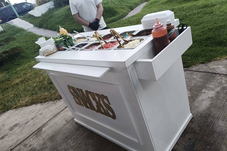 Barra blanca con snacks