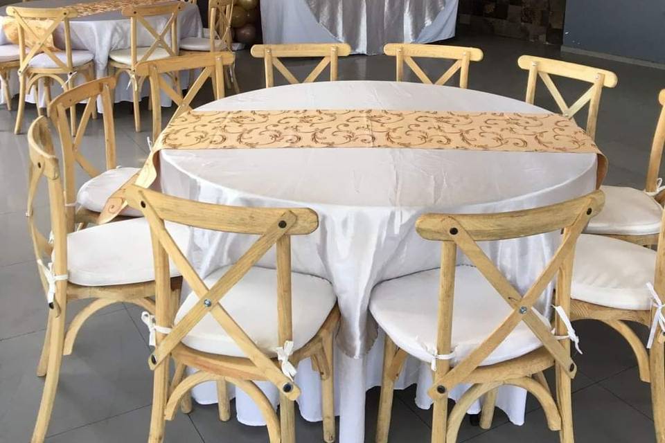 Mesas con manteles y decoración con globos