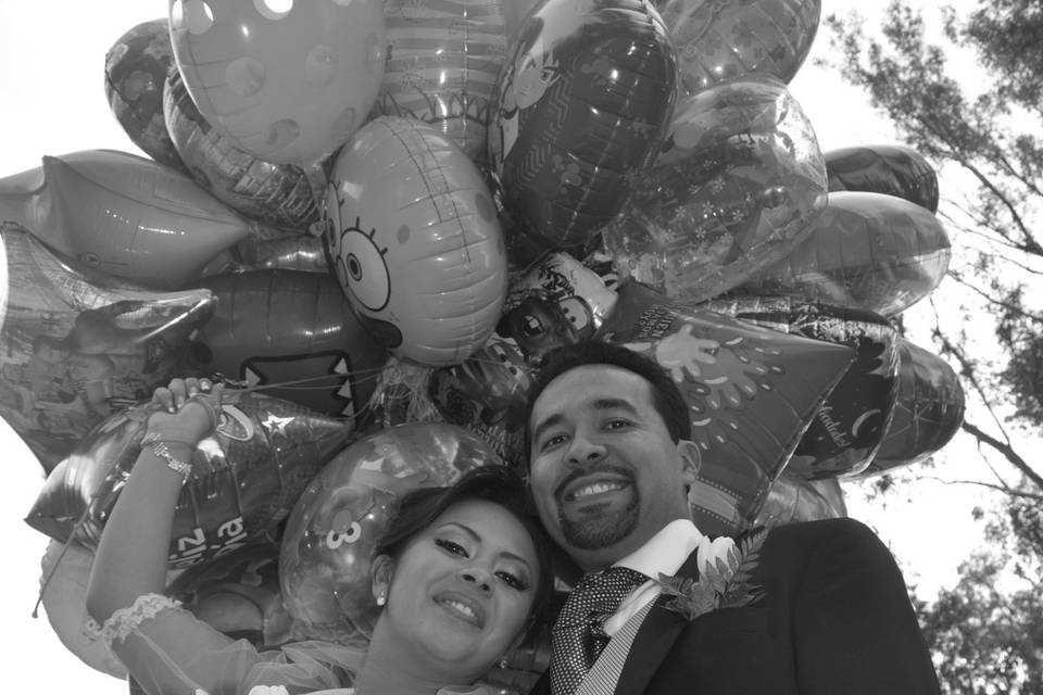 Novios con globos