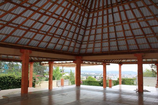Interior de las palapas